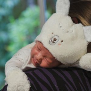 Kit Gorro e Luvas de Microfibra Lhama Branca Baby Joy