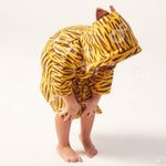 68043117-roupao-estampado-bordado-com-capuz-tigre-amarelo-baby-joy-4