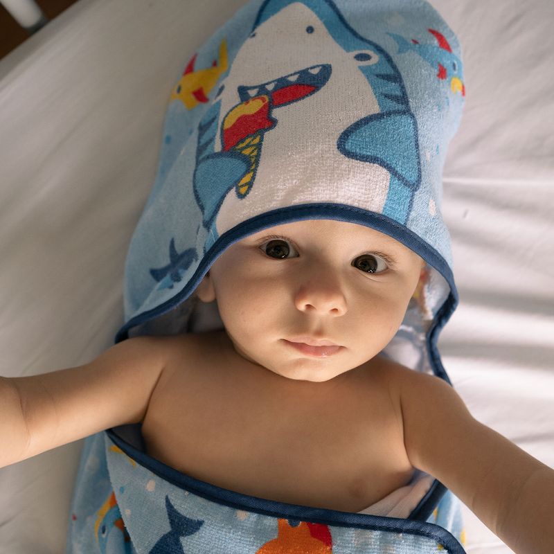 76004100-toalha-estampada-com-capuz-e-forro-de-fralda-tubarao-baby-joy