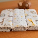 fralda-luxo-estampada-bublim-petit-girafa-creme--3-