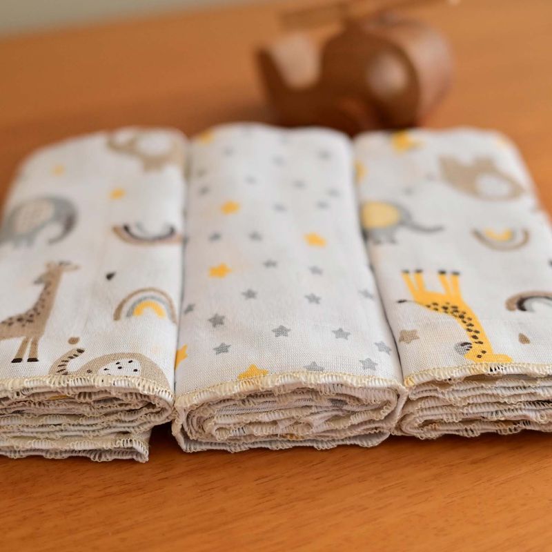 fralda-luxo-estampada-bublim-petit-girafa-creme--3-