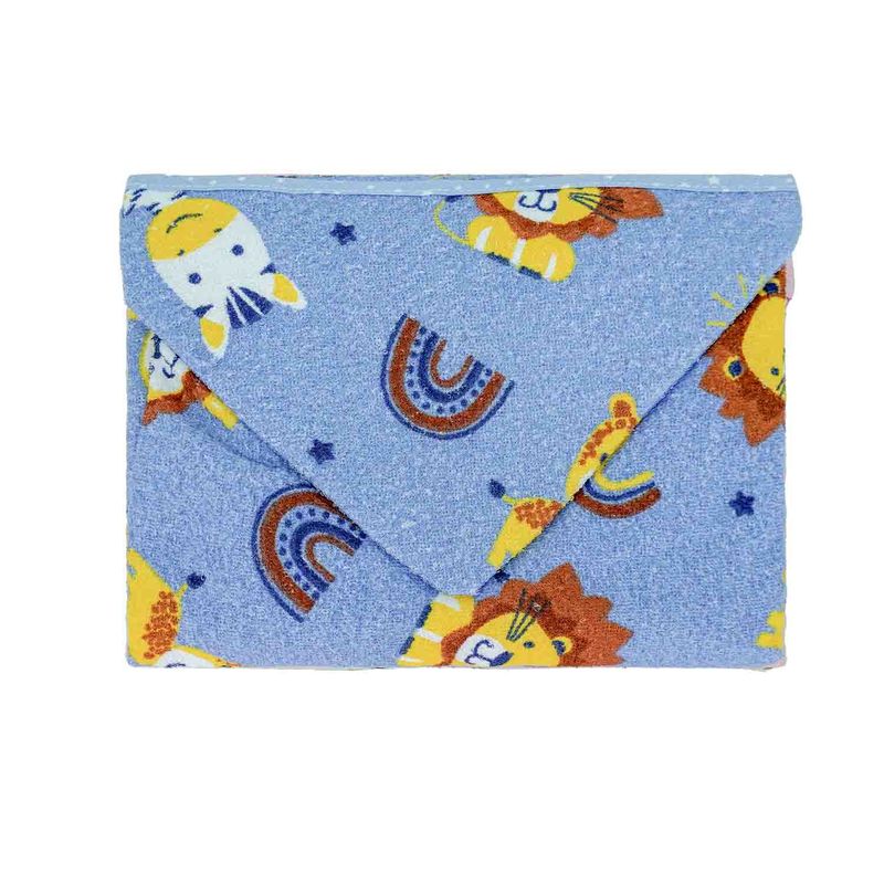 toalha-de-banho-com-capuz-de-centro-estampada-com-forro-de-fralda-liso-bublim-petit-leao-azul
