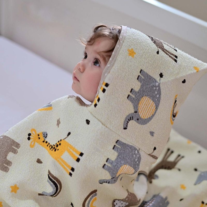 toalha-de-banho-com-capuz-de-centro-estampada-bublim-petit-girafa-creme1--4-