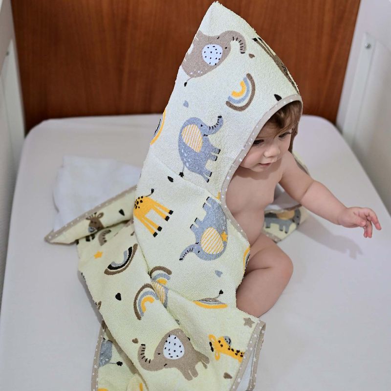 toalha-de-banho-com-capuz-de-centro-estampada-bublim-petit-girafa-creme1--1-