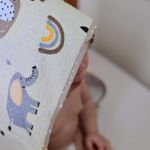 toalha-de-banho-com-capuz-de-centro-estampada-bublim-petit-girafa-creme1--3-