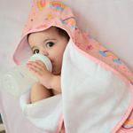 76069466-toalha-com-capuz-e-forro-de-fralda-arco-iris-rosa-bublim-petit