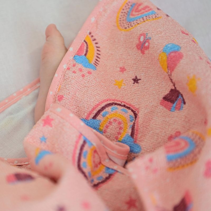 76069466-toalha-com-capuz-e-forro-de-fralda-arco-iris-rosa-bublim-petit-2