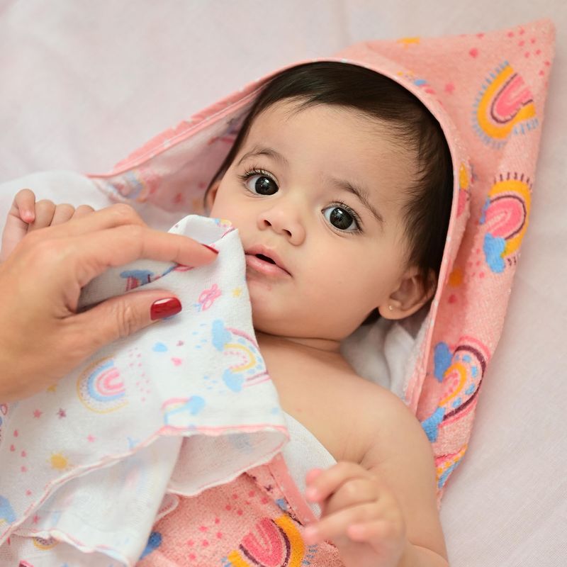 76069466-toalha-com-capuz-e-forro-de-fralda-arco-iris-rosa-bublim-petit-1