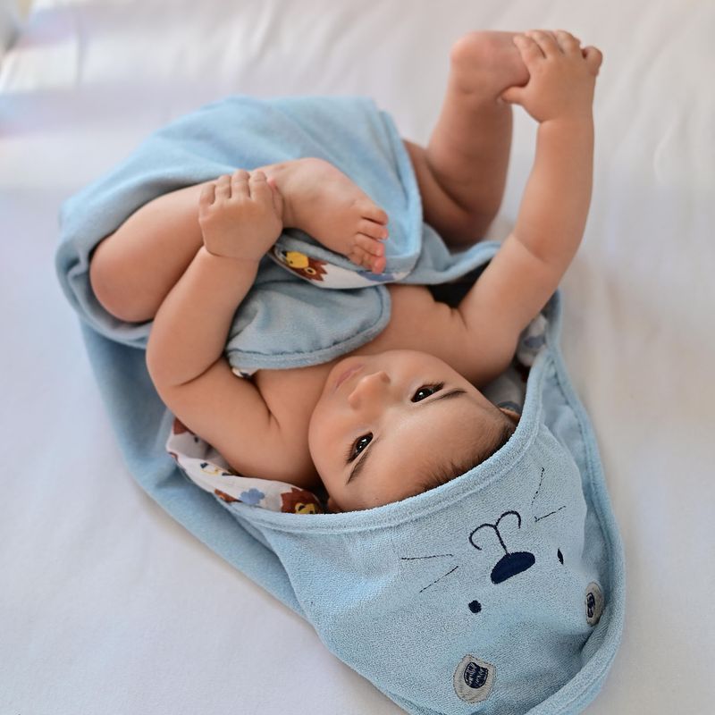 76067475-toalha-com-capuz-leao-azul-bublim-petit
