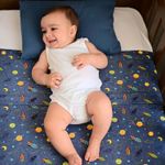34039_527-jogo-de-lencol-malha-estampado-foguete-azul-marinho-baby-joy-premium3
