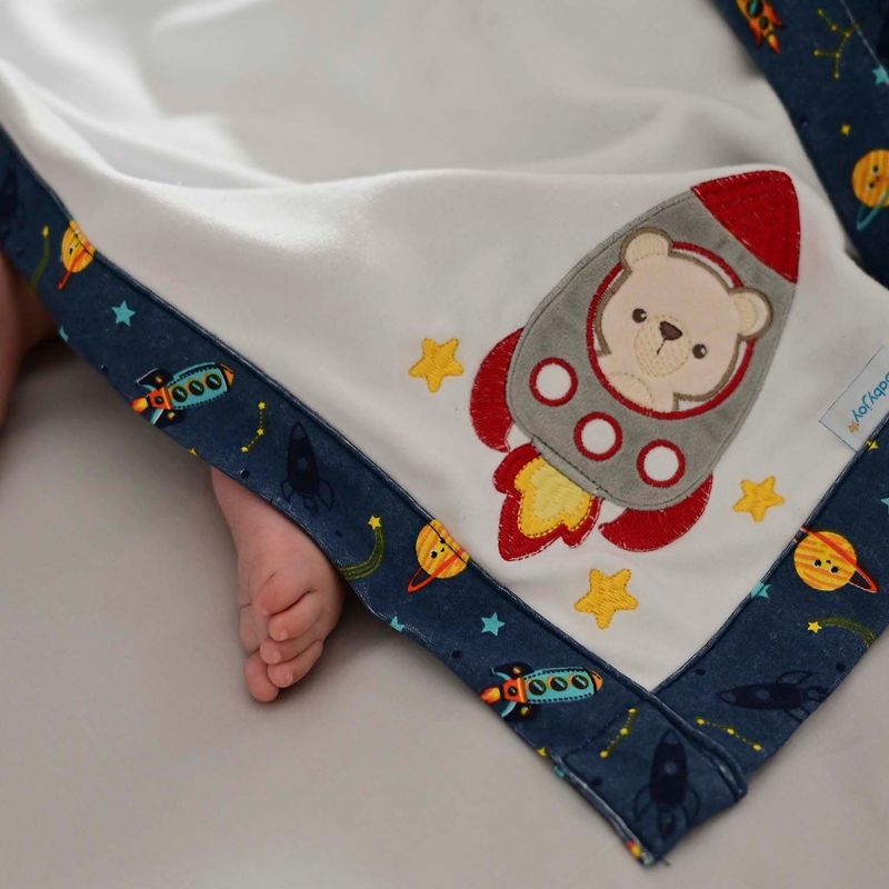 50011_527-manta-dupla-face-estampada-foguete-azul-marinho-baby-joy-premium2