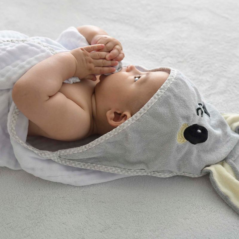 76068_053-toalha-soft-com-capuz-de-canto-plush-bordado-cinza-bublim-petit3