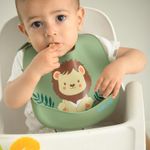 15036_514-babador-de-silicone-pega-migalhas-estampado-leao-verde-seco-baby-joy2