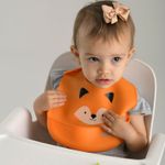 15036_516-babador-de-silicone-pega-migalhas-estampado-raposa-laranja-baby-joy1