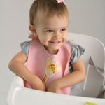 15036_520-babador-de-silicone-pega-migalhas-estampado-girafa-rosa-claro-baby-joy1