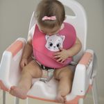 15036548-babador-de-silicone-pega-migalhas-gata-rosa-baby-joy-1