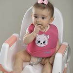 15036548-babador-de-silicone-pega-migalhas-gata-rosa-baby-joy-4