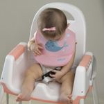 15036550-babador-de-silicone-pega-migalhas-baleia-rosa-baby-joy-1