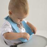 15036549-babador-de-silicone-pega-migalhas-cachorro-azul-baby-joy-4