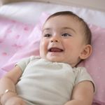 78035488-travesseiro-antissufocante-estrelas-rosa-claro-bublim-3