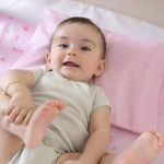 78035488-travesseiro-antissufocante-estrelas-rosa-claro-bublim-1