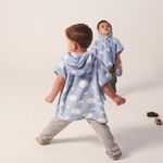 59006137-poncho-de-microfibra-nuvem-azul-baby-joy-1