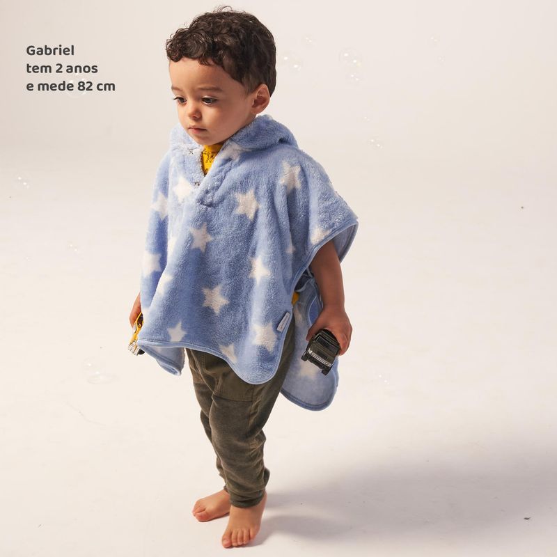 59006136-poncho-estampado-de-microfibra-com-capuz-forrado-estrela-azul-editada1