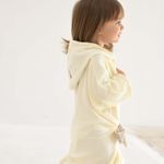 68053_468-roupao-de-plush-com-capuz-liso-bordado-bublim-petit-girafa-creme1--1-